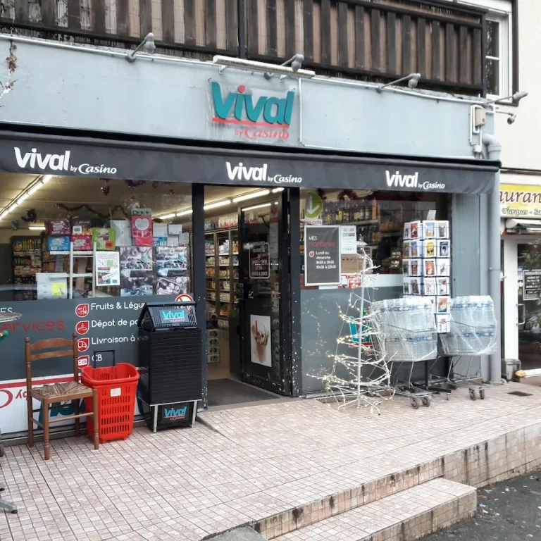 Magasin d'alimentation avec une devanture et des chariots à l'extérieur.