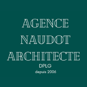 Logo de l'agence Naudot Architecte, fondée en 2006, sur fond vert.