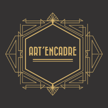 Logo doré avec texte "ART'ENCADRE" sur fond noir et motifs géométriques.